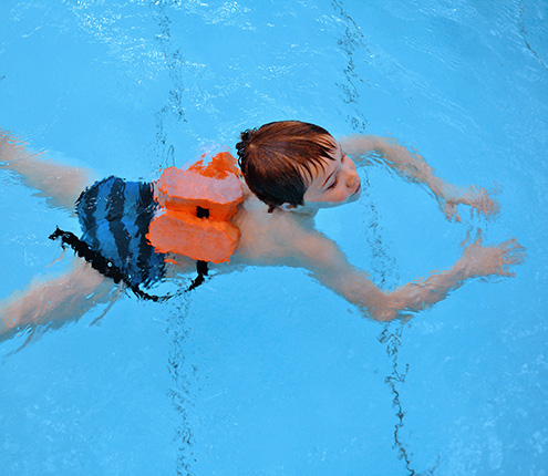 Kind beim Schwimmkurs