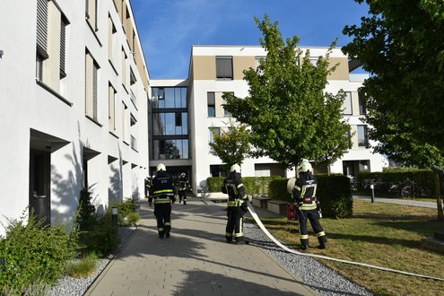Feuerwehrleute vor Seniorenzentrum
