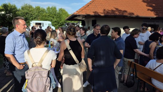 Menschen stehen zusammen