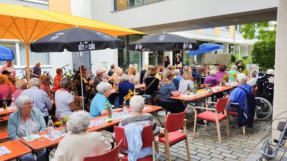 Bierbänke mit Menschen 