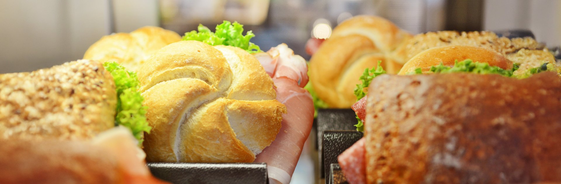 Auslage mit belegten Brötchen