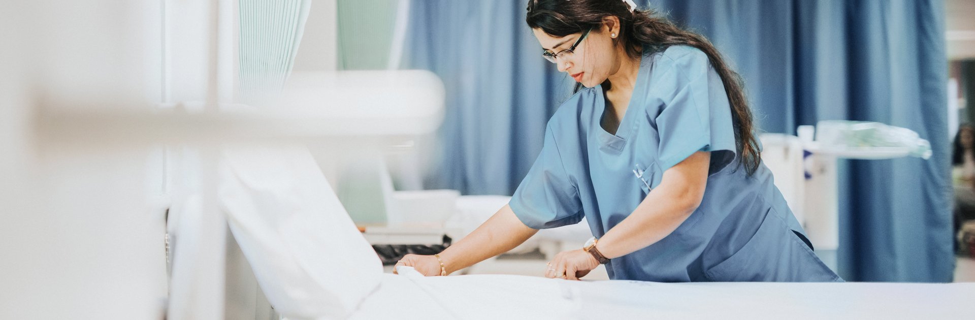Schwester macht ein Krankenhausbett