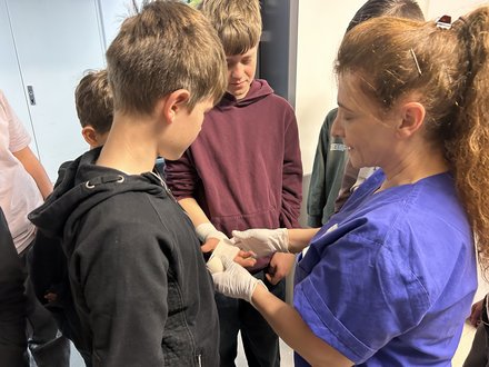 Teilnehmer des Boy's Day in der Zentrale Notaufnahme