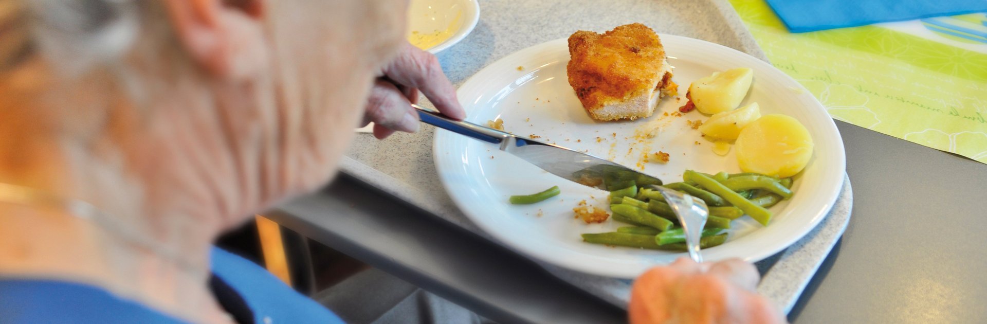Ältere Dame beim Essen