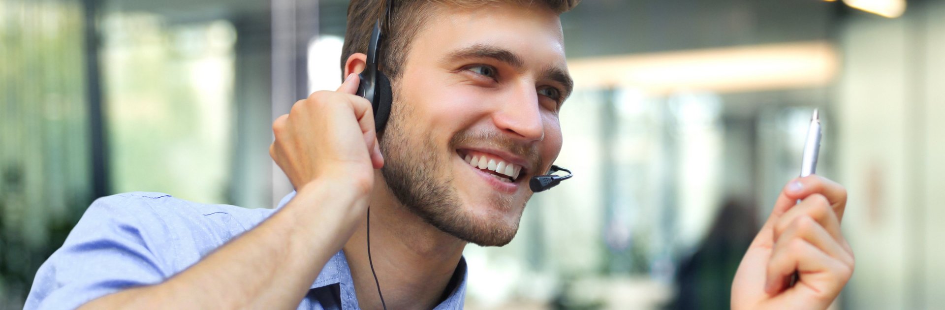 Mann mit Headset