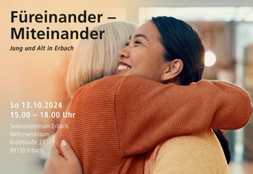 Eine junge und ältere Frau umarmen sich