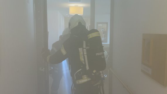 Feuerwehrleute im Wohnbereich