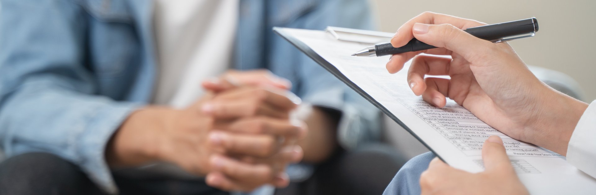 Person, die die Patientendaten aufnimmt