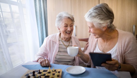 ältere Damen in Gesellschaft