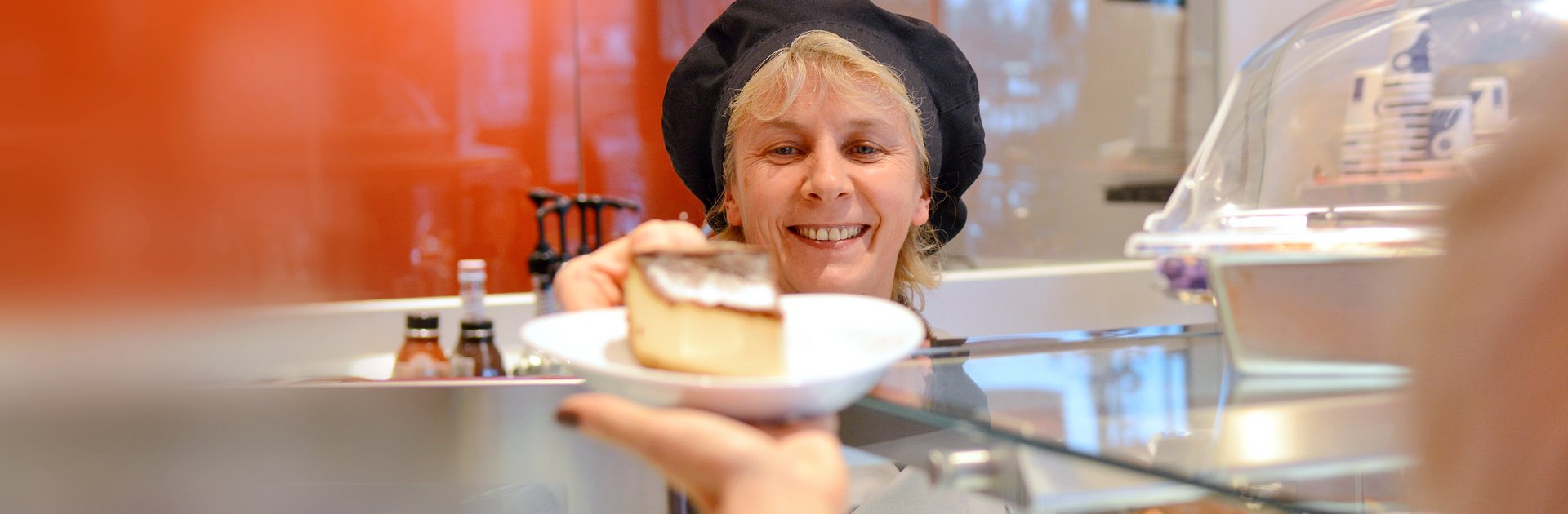Kuchenausgabe im Café Mokka