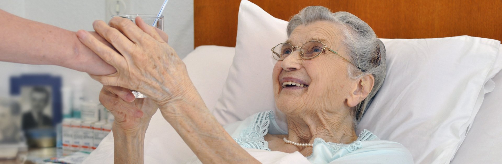 Pflegebedürftige Frau im Bett