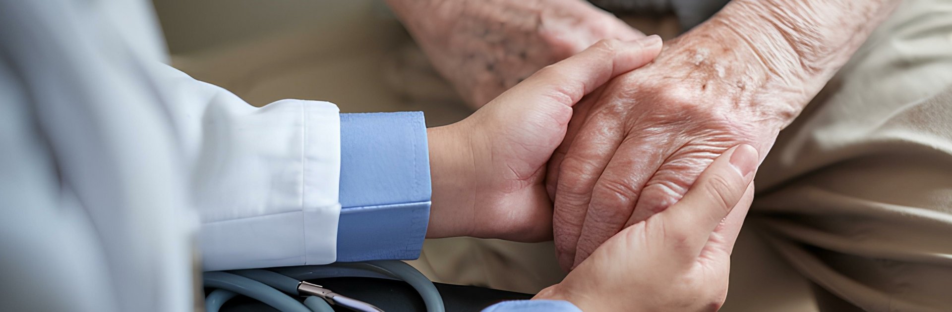 Arzt hält älteren Patient an den Händen