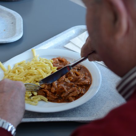 Senior beim Essen