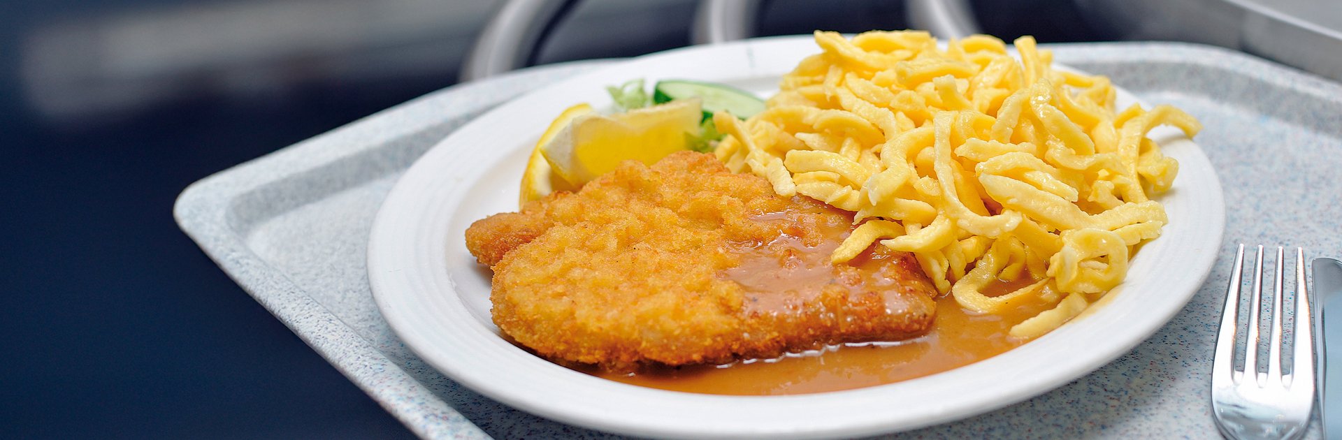 Ein Teller Schnitzel mit Spätzle