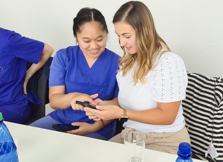 zwei Teilnehmer tauschen sich am Handy aus