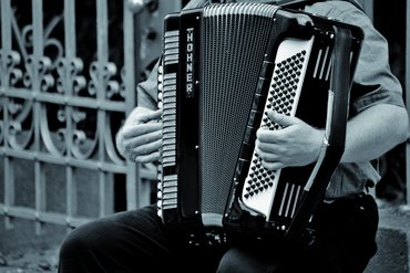 Person spielt Akkordeon