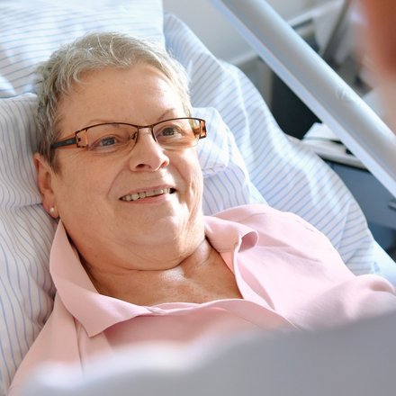 Frau im Krankenhausbett