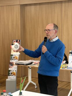 Burkhard Siemoneid mit Modell eines Auges