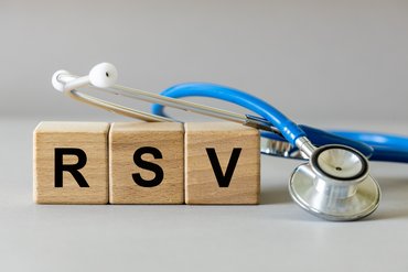 Würfel mit den Buchstaben RSV und ein Stethoskop