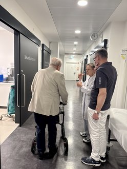 Dr. med. Gerhard Brötz, Chefarzt a.D. mit Gerd Sauter, Sektionsleiter der Unfallchirurgie und Dr. med. Antje Lang, chirurgische Oberärztin