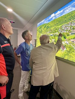 Dr. med. Gerhard Brötz, Chefarzt a.D. mit Dr. med. Jan Ahnefeld, Chefarzt der Notfallklinik Alb-Donau Klinikum und Dr. med. Markus Winter, Chefarzt der Anästhesie und Intensivmedizin