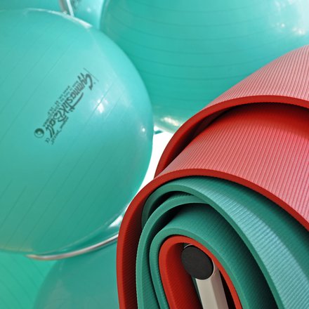 Pezziball und Gymnastikmatte