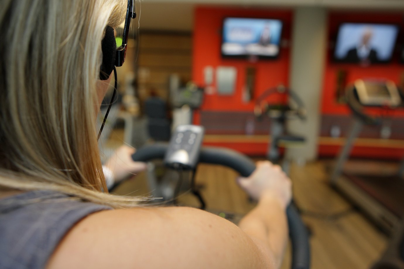 Frau beim Spinning