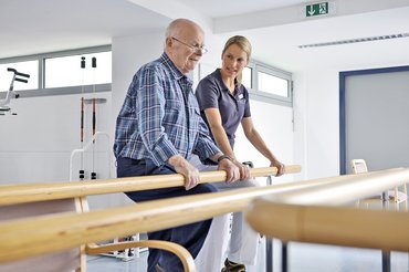 Patient mit Therapeut im Training