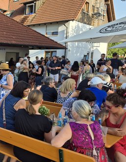 Menschen auf Bierbänken