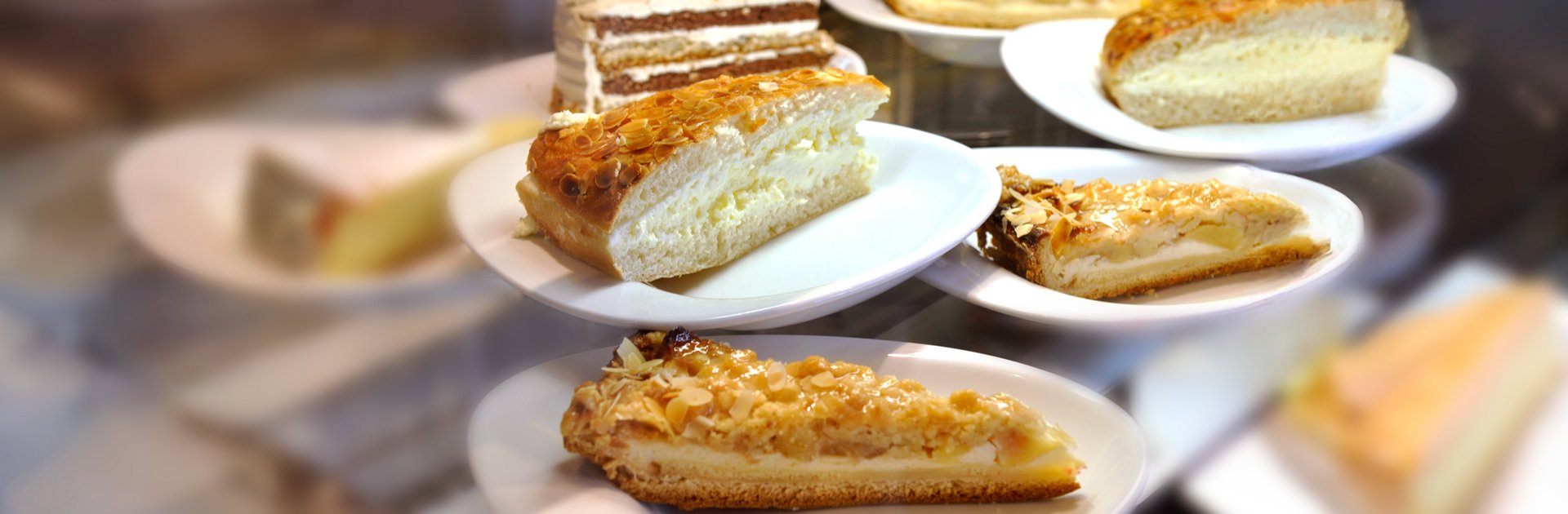 Teller mit Kuchenstücken