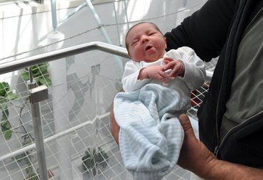 Baby auf dem Arm seines Vaters