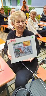 Gewinnerin der Tombola mit ihrem Gewinn in der Hand