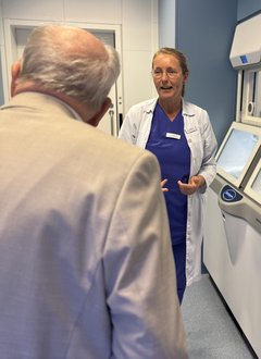 Dr. med. Gerhard Brötz, Chefarzt a.D. mit Dr. med. Johanna Vogelpohl, leitende Oberärztin der Inneren Medizin