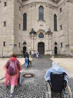 Bewohner auf dem Weg ins Kloster