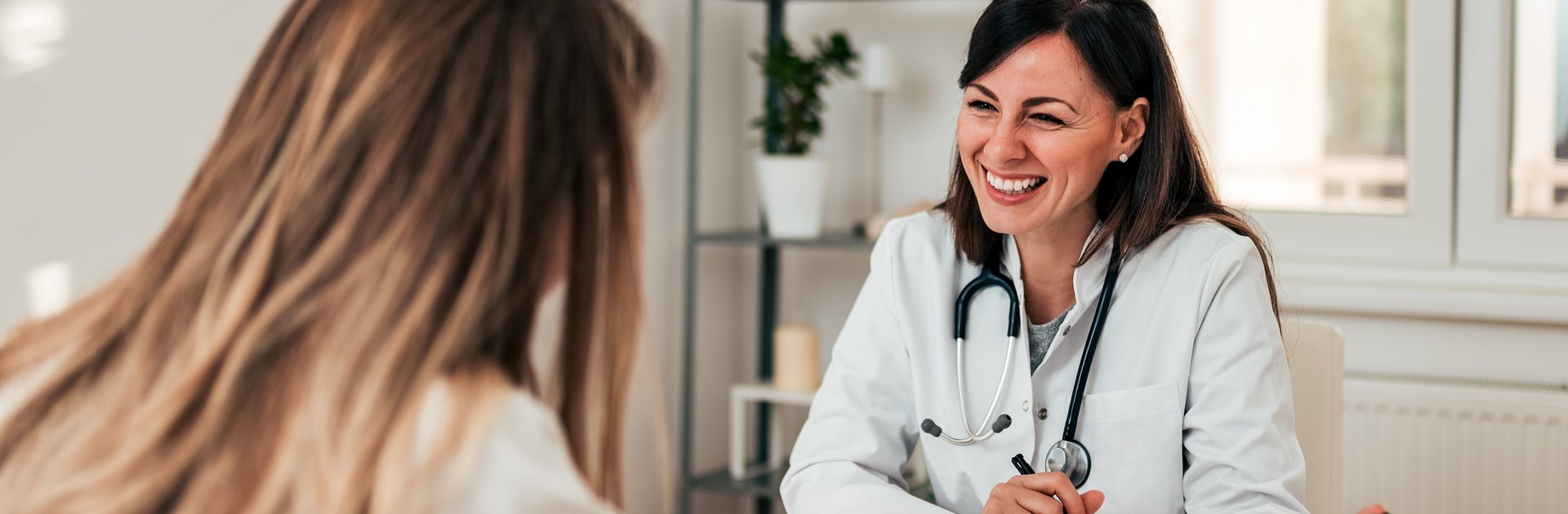 Ärztin spricht mit einer Patientin
