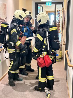 Feuerwehrleute im Wohnbereich